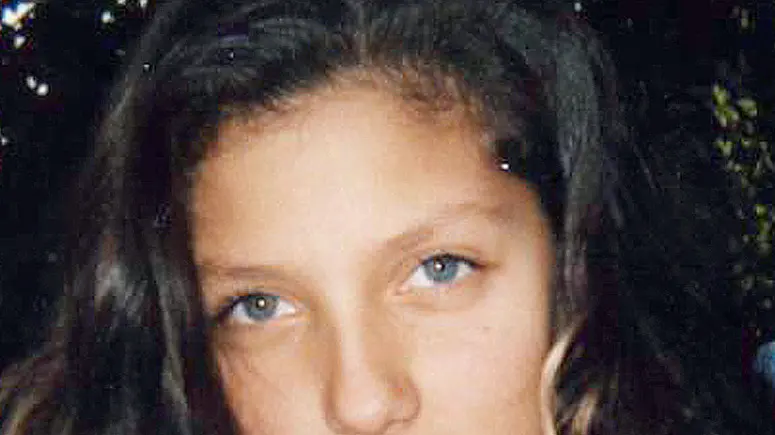 20080902 - LEGNARO - PADOVA - DIS - FIDANZATI CARBONIZZATI ROGO GIOSTRA, DRAMMA SAGRA PAESE. La combo mostra Joy Torrinunti, 19 anni, e Giada Dalla Santa Casa, 16 anni, i due ragazzi morti carbonizzati la notte scorsa a Legnaro (Padova) nel rogo di una giostra. Cercavano forse un po' d'intimita' ma sono morti nel modo piu' terribile, bruciati tra le fiamme, i due fidanzatini rimasti vittime la notte scorsa a Legnaro dell'incendio di una giostra alla sagra paesana. I giovani, Joy Torrinunti e Giada Dalla Santa Casa, erano giostrai. Lei figlia del titolare dell'''Aladin Labyrint'', un'attrazione per bambini, tutta in plastica, che in pochi istanti e' stata ridotta in cenere dal fuoco. Nessuno sapeva che i fidanzati si trovavano dentro la giostra. Probabilmente si erano appartati fra le palline e i giochi del mini-labirinto per stare insieme e farsi qualche carezza. E' possibile che si siano addormentati. Quando il fuoco e' divampato per loro non c'e' stato scampo. ANSA/DRN