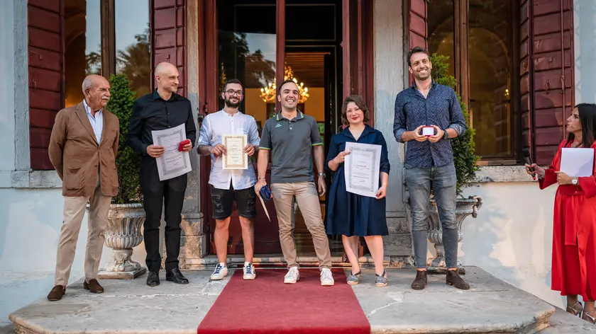 Gli allievi del terzo anno Corso di Calzature di Lusso fatte a mano - a sinistra Siro Badon