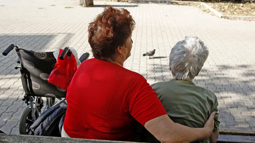Un'anziana non autosufficiente assieme alla badante