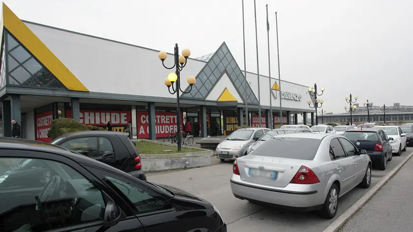 Il parcheggio strapieno dello store di Tencarola