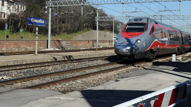 Monselice, 08.02.2013.Ripresa morte Casola Cosimo al passaggio a livello della stazione ferroviaria.Nella foto: un Frecciargento passa ad elevata velocità vicino alle sbarre.ph. Zangirolami
