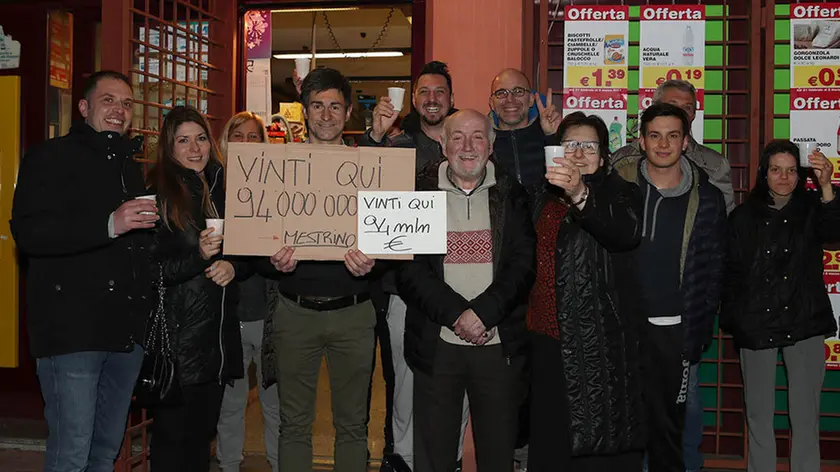 Michele Michielon con famiglia e amici brinda allo sconosciuto vincitore dei 94 milioni