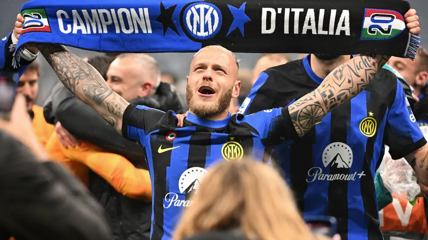 Il difensore dell'Inter Federico Dimarco festeggia la conquista dello scudetto allo stadio Meazza di Milano, 22 aprile 2024. ANSA/DANIEL DAL ZENNARO