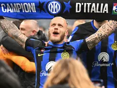 Il difensore dell'Inter Federico Dimarco festeggia la conquista dello scudetto allo stadio Meazza di Milano, 22 aprile 2024. ANSA/DANIEL DAL ZENNARO