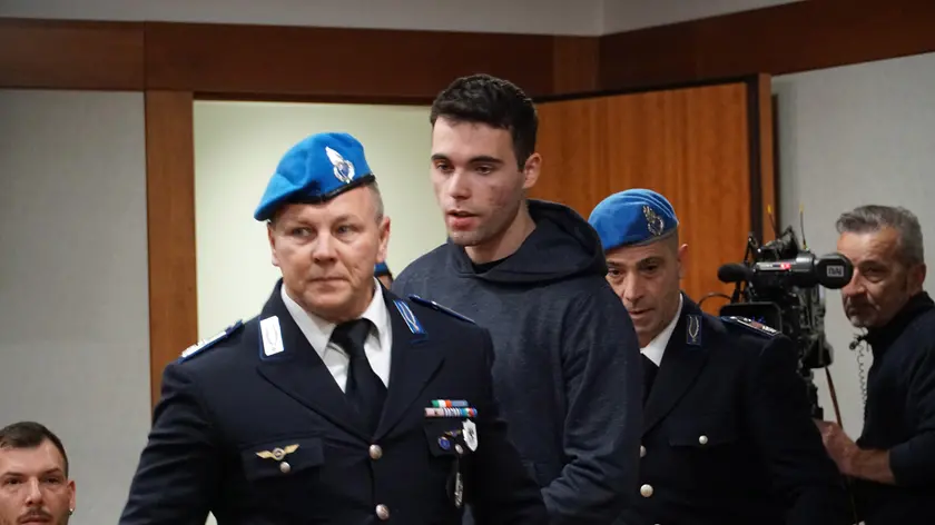 Filippo Turetta entra in aula della Corte di Assise per la pronuncia della sentenza di condanna