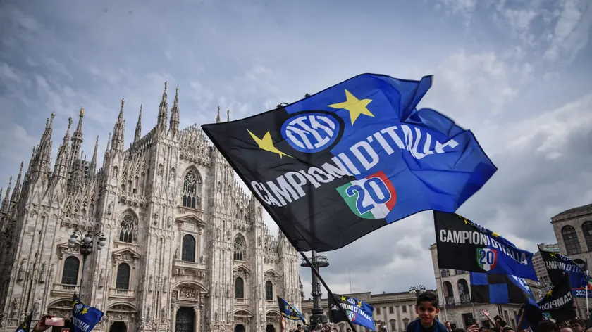 Tifosi interisti in attesa della squadra in piazza Duomo, Milano 28 Aprile 2024 ANSA/MATTEO CORNER --- Inter fans waiting for the team in Piazza Duomo, Milan 28 April 2024 ANSA/MATTEO CORNER