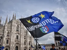 Tifosi interisti in attesa della squadra in piazza Duomo, Milano 28 Aprile 2024 ANSA/MATTEO CORNER --- Inter fans waiting for the team in Piazza Duomo, Milan 28 April 2024 ANSA/MATTEO CORNER