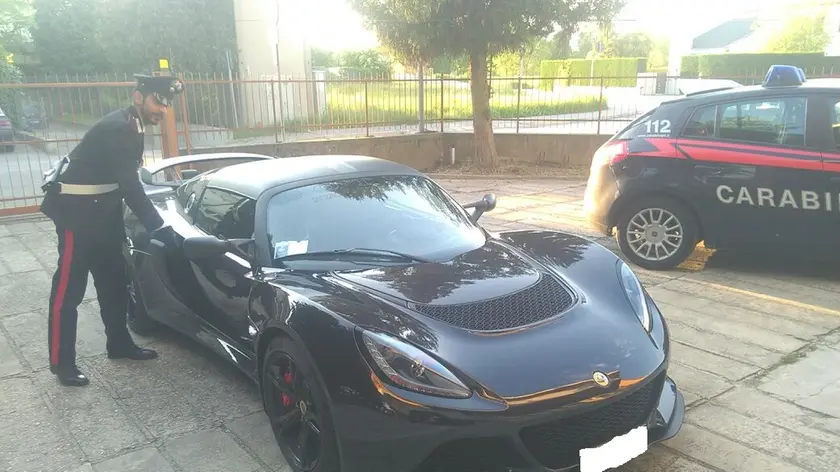 I carabinieri con la Lotus Exige Sport