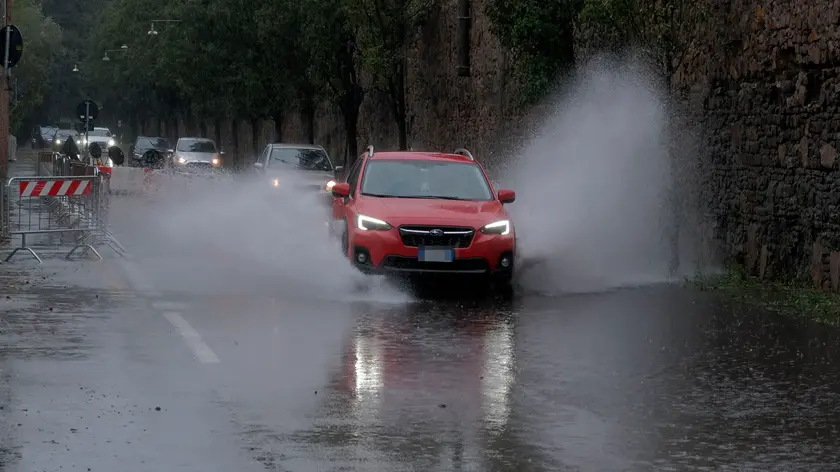 Una via cittadina finita allagata in occasione di una forte pioggia