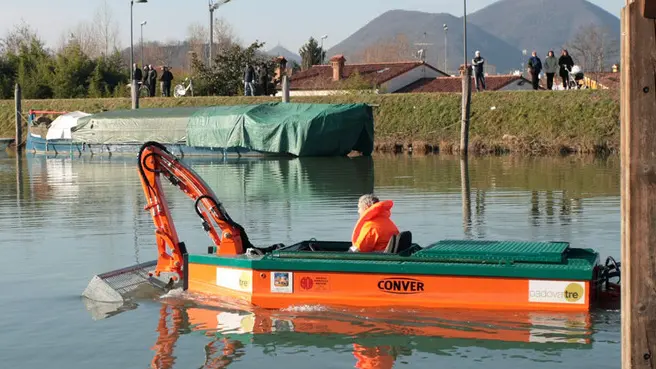 BELLUCO BARCA PER PULIZIA CANALE BATTAGLIA
