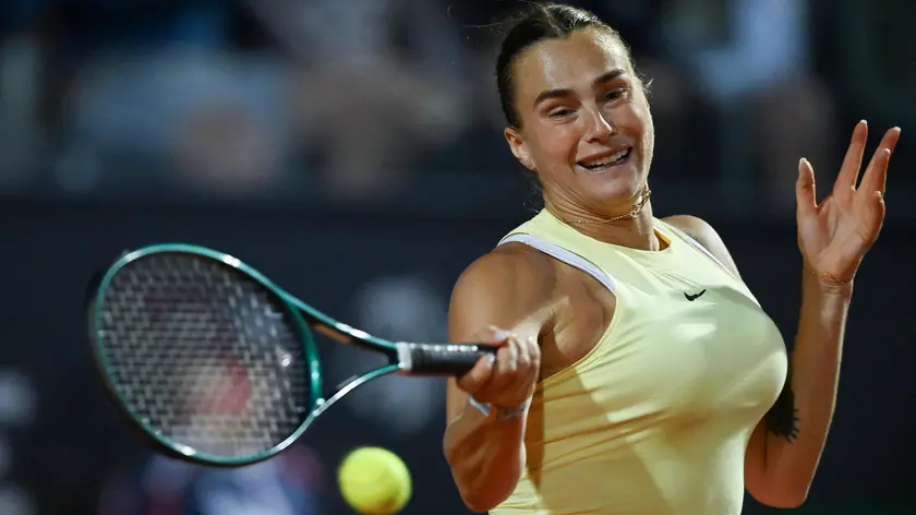 epa11346219 Aryna Sabalenka of Belarus in action during her women's singles semi final match against Danielle Collins of USA (not pictured) at the Italian Open tennis tournament in Rome, Italy, 16 May 2024. EPA/ALESSANDRO DI MEO