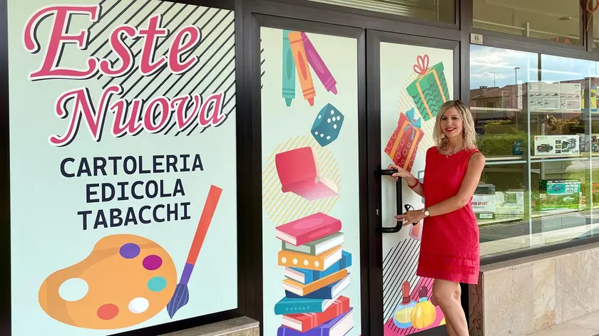 Michela Ramazzotto di fronte alla nuova sede dell'edicola alla Barchessa in via Giovanni XXIII