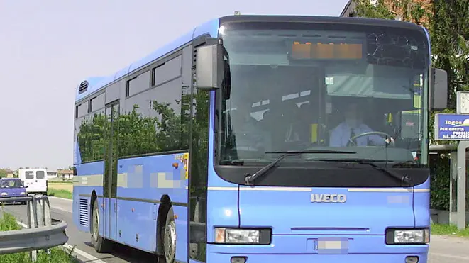 IN FOTO UN AUTOBUS DELLA SITA L'INCROCIO CON VIA GAFFARELLO DOVE I RESIDENTI HANNO FATTO UNA PETIZIONE CONTRO IL PASSAGGIO DEI CAMION