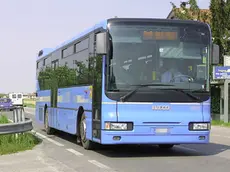 IN FOTO UN AUTOBUS DELLA SITA L'INCROCIO CON VIA GAFFARELLO DOVE I RESIDENTI HANNO FATTO UNA PETIZIONE CONTRO IL PASSAGGIO DEI CAMION