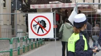 GIÀ IN VIGORE Un cartello di divieto (a sinistra) contro gli ambulanti abusivi