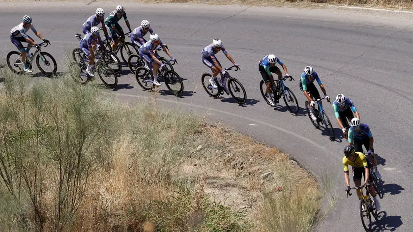 epa11561454 The pack of riders in action during the seventh stage stage of the La Vuelta a Espana cycling race, over 180.5km km from Archidona to Cordoba, Spain, 23 August 2024. EPA/JAVIER LIZON