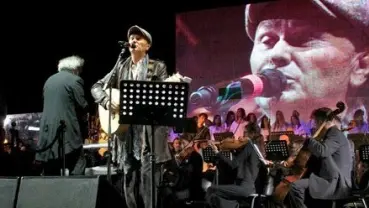 A destra e a sinistra due immagini di Ron Il cantante in concerto stasera a Noale Al centro Jon Bon Jovi La band del New Jersey suonerà domenica sera a Udine nell’unica tappa italiana