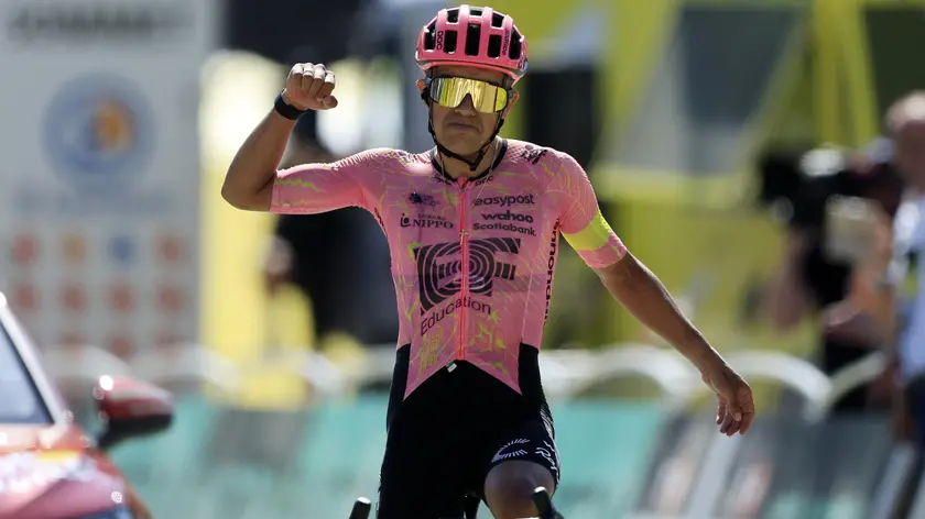 epa11483750 Ecuadorian rider Richard Carapaz of EF Education - EasyPost celebrates as he crosses the finish line to win the 17th stage of the 2024 Tour de France cycling race over 177km from Saint-Paul-Trois-Chateaux to Superdevoluy, France, 17 July 2024. EPA/GUILLAUME HORCAJUELO