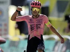 epa11483750 Ecuadorian rider Richard Carapaz of EF Education - EasyPost celebrates as he crosses the finish line to win the 17th stage of the 2024 Tour de France cycling race over 177km from Saint-Paul-Trois-Chateaux to Superdevoluy, France, 17 July 2024. EPA/GUILLAUME HORCAJUELO