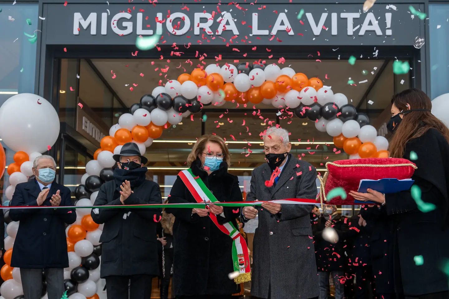 Montagnana (PD), 21 gennaio 2021. Inaugurazione Supermercato Ali a Montagnana. Nella Foto: il taglio del nastro