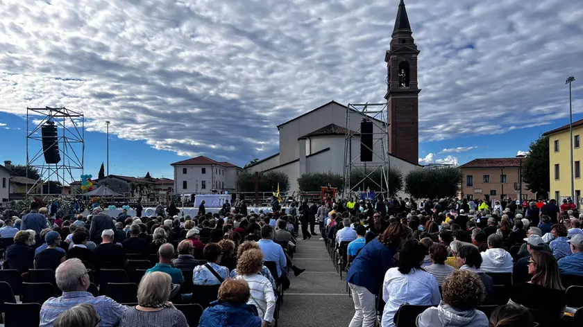 In migliaia a Tezze sul Brenta per il funerale di Sammy Basso