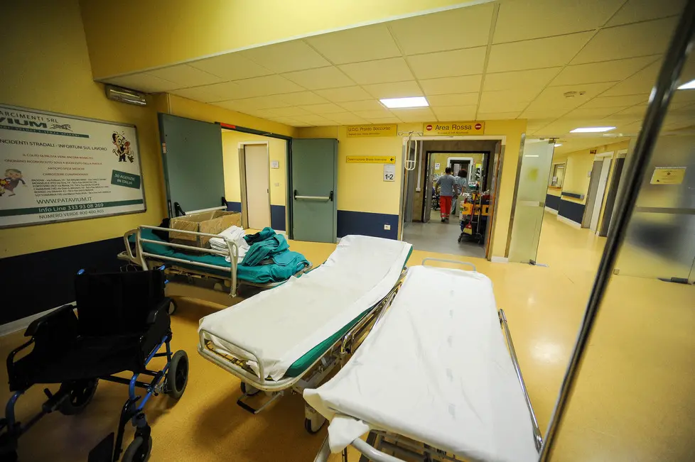 Monselice (PD), 17.11.2014 Chiusura del Pronto Soccorso dell'ospedale alle ore 6.30. ph. Zangirolami. Nella foto: il materiale comincia ad essere accumulato