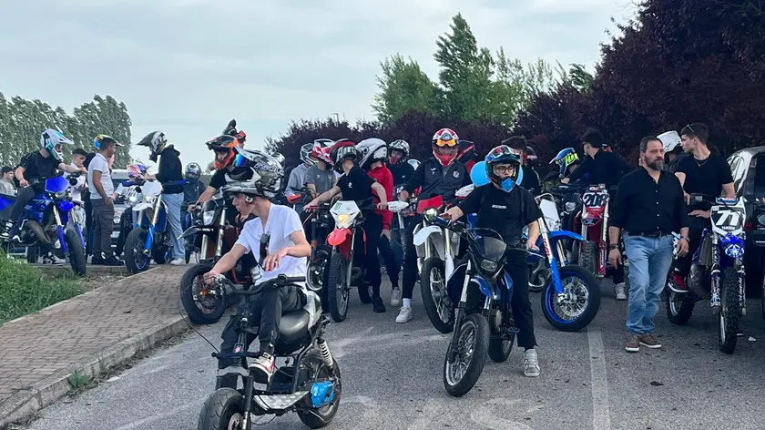 Gli amici in motorino di Giovanni Beltrame, morto a soli 17 anni, ai funerali