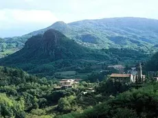 TERME EUGANEE DI ABANO E MONTEGROTTO: PANORAMICA DI TEOLO CON LO SPERONE DI ROCCA PENDICE...TERME EUGANEE OF ABANO AND MONTEGROTTO: A WIEW OF TEOLO AND THE VOLCANIC HILL OF ROCCA PENDICE...(Foto F.Tanel/D-Day/Archivio Parco Colli Euganei)