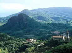 TERME EUGANEE DI ABANO E MONTEGROTTO: PANORAMICA DI TEOLO CON LO SPERONE DI ROCCA PENDICE...TERME EUGANEE OF ABANO AND MONTEGROTTO: A WIEW OF TEOLO AND THE VOLCANIC HILL OF ROCCA PENDICE...(Foto F.Tanel/D-Day/Archivio Parco Colli Euganei)