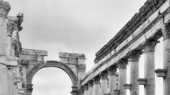 La Via Colonnata. Una delle foto esposte nella mostra 'I volti di Palmira ad Aquileia', allestita dal 2 luglio al 3 ottobre negli spazi del Museo Archeologico Nazionale della città friulana, 28 giugno 2017. ANSA/UFFICIO STAMPA MOSTRA AQUILEIA +++ ANSA PROVIDES ACCESS TO THIS HANDOUT PHOTO TO BE USED SOLELY TO ILLUSTRATE NEWS REPORTING OR COMMENTARY ON THE FACTS OR EVENTS DEPICTED IN THIS IMAGE; NO ARCHIVING; NO LICENSING +++