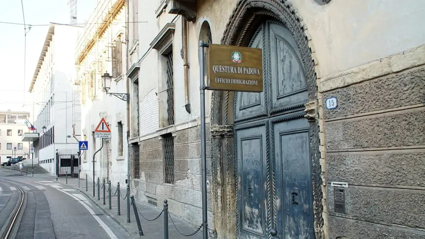 FERRO - AGENZIA BIANCHI - PADOVA - PORTONE INGRESSO UFFICIO IMMIGRAZIONE QUESTURA