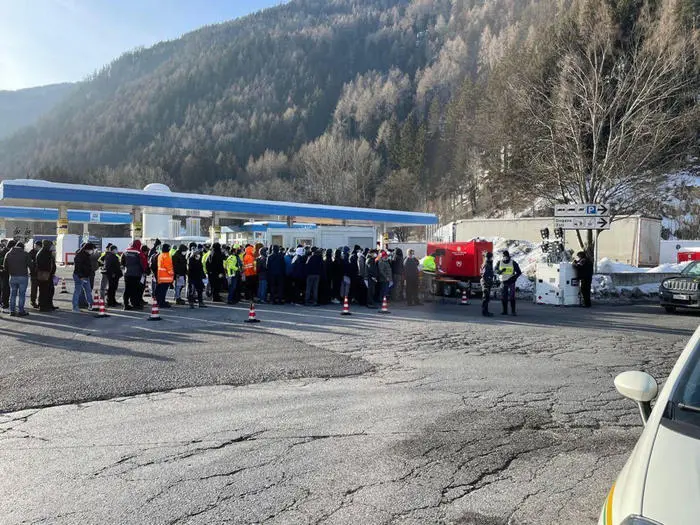 Camionisti in fila per il tampone rapido prima di poter scavallare in Austria