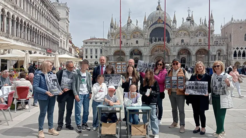 La “rievocazione” di ieri mattina in piazza San Marco