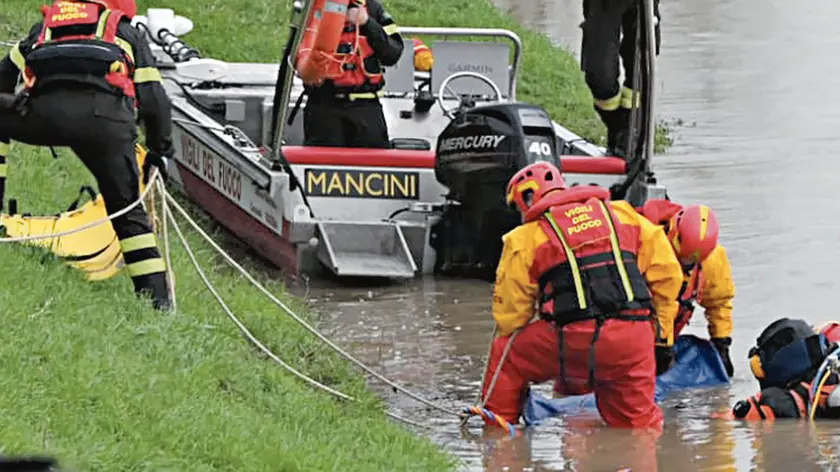 Le operazioni di recupero del corpo di Pittarello dal Bacchiglione