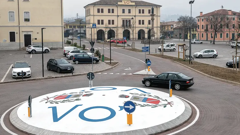 Vo’ (PD), 19 febbraio 2022. Luoghi simbolo di Vo’ due anni dopo il’inizio della pandemia. Nella Foto: la nuova rotonda davanti al comune di Vo'