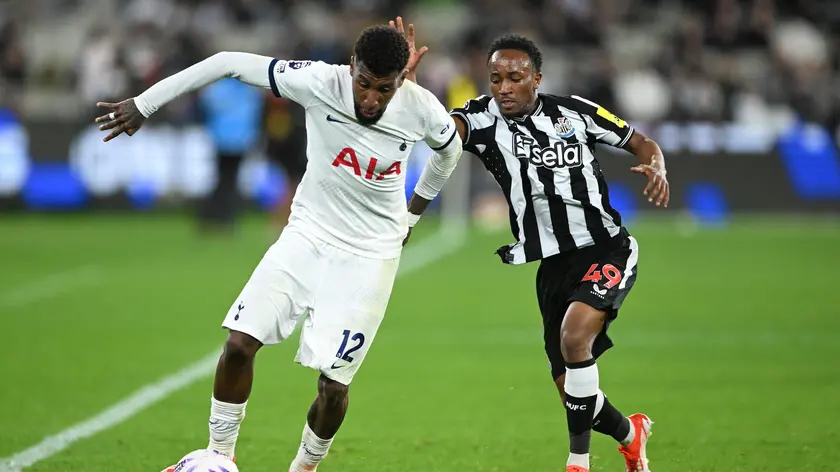 epa11360384 Tottenham Hotspur Emerson Royal (L) in action against Newcastle United Amadou Diallo during the post-season friendly match between Tottenham Hotspur and Newcastle United at the Melbourne Cricket Ground in Melbourne, Australia, 22 May 2024. EPA/JAMES ROSS AUSTRALIA AND NEW ZEALAND OUT