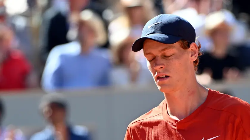 epa11395899 Jannik Sinner of Italy in action during his Men’s Singles semi final match against Carlos Alcaraz of Spain during the French Open Grand Slam tennis tournament at Roland Garros in Paris, France, 07 June 2024. EPA/CAROLINE BLUMBERG