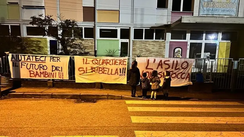 I bambini davanti agli striscioni di protesta contro la chiusura dell’asilo Don Bosco