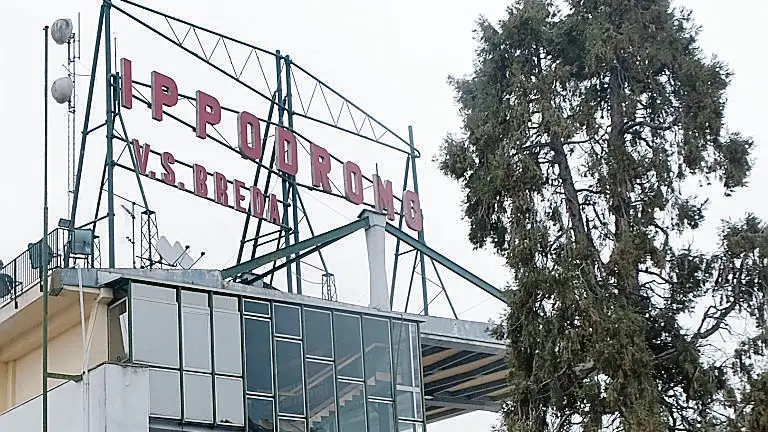 L’insegna dell'ippodromo dedicato a Vincenzo Stefano Breda a Ponte di Brenta