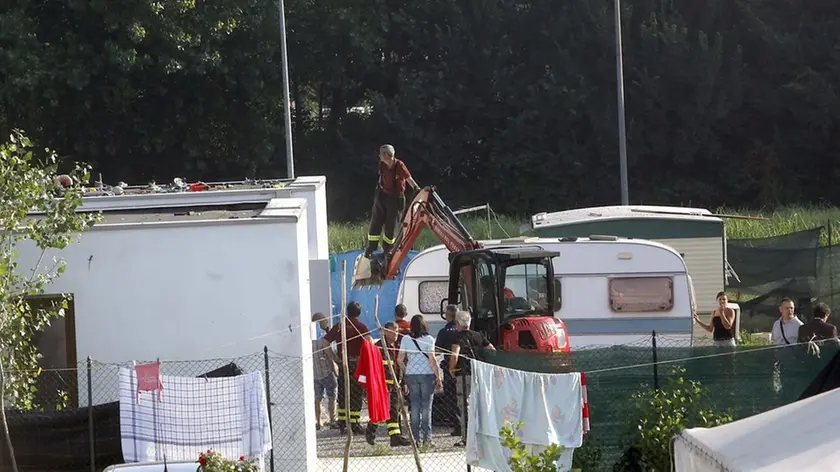 FERRO - BLITZ CAMPO NOMADI VIA LONGHIN