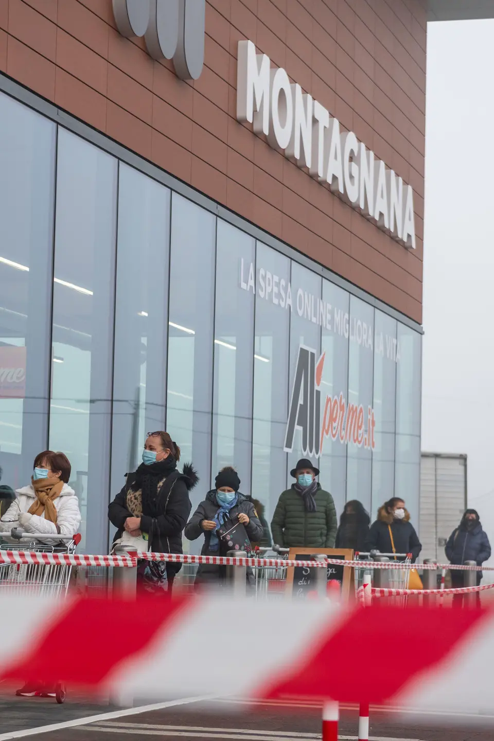 Montagnana (PD), 21 gennaio 2021. Inaugurazione Supermercato Ali a Montagnana. Nella Foto: cittadini già dalle prime ore del mattino in coda per fare la prima spesa al nuovo Alì