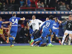 epa11372582 Empoli's players celebrate winning the Italian Serie A soccer match of Empoli FC against AS Roma, in Empoli, Italy, 26 May 2024. EPA/CLAUDIO GIOVANNINI