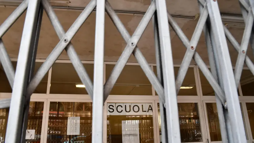 Il cancello dellÕistituto Montale chiuso, da questa mattina le scuole superiori della Liguria sono chiuse a causa dellÕaumento dei contaggi di Covid-19 tra i ragazzi tra i 13 e 19 anni. Genova 8 marzo 2021. ANSA/LUCA ZENNARO
