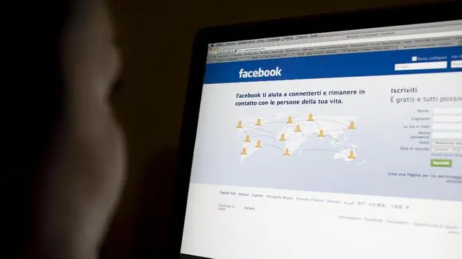 20091217 - ROMA - POL - SALUTE: ADOLESCENTI; IN 2009 PIU' FACEBOOK E MENO GENITORI. Una ragazza davanti al sito di social network 'Facebook', oggi 17 dicembre 2009 a Roma. E' Facebook l'indiscusso protagonista del 2009 tra gli adolescenti italiani: oltre il 50% dei ragazzi tra 12 e 14 anni ha la propria scheda sul popolare social network e il 17% dichiara di stare per iscriversi. E mentre aumentano gli adolescenti che hanno un computer e che si collegano, crescono i comportamenti a rischio, soprattutto tra ..chi passa piu' di tre ore al giorno su Internet o alla Tv. Queste le abitudini degli adolescenti italiani fotografate dal rapporto annuale curato dalla Societa' Italiana di Pediatria (Sip). L'indagine 'Abitudini e stili di vita degli adolescenti' e' stata svolta su un campione nazionale di 1300 studenti delle scuole medie inferiori. Il rapporto sara' presentato domani nell'ambito del convegno 'La societa' degli adolescenti' a Pisa...ANSA/GUIDO MONTANI/DRN