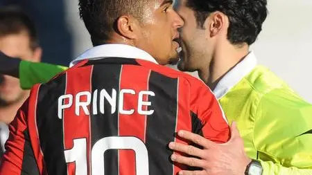 Kevin Prince Boateng lascia il campo dopo gli insulti razzisti durante l'amichevole diretta dall'arbitro Gianluca Benassi tra Pro Patria e Milan a Busto Arsizio il 3 gennaio 2013. ANSA / DANIELE MASCOLO