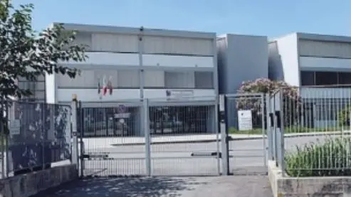 La sede dell'istituto Alberti: liceo scientifico e indirizzo tecnico-commerciale