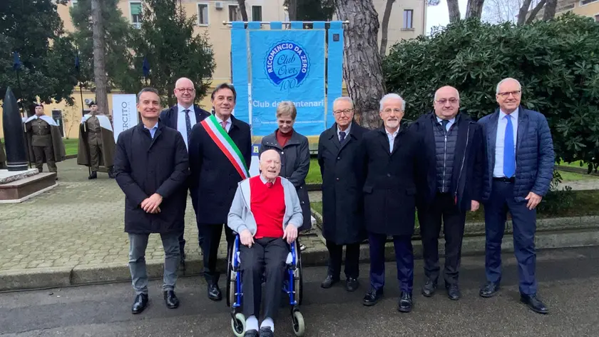 Walter Visentin, 103 anni, ex bersagliere con le autorità all'alzabandiera alla caserma Salomone