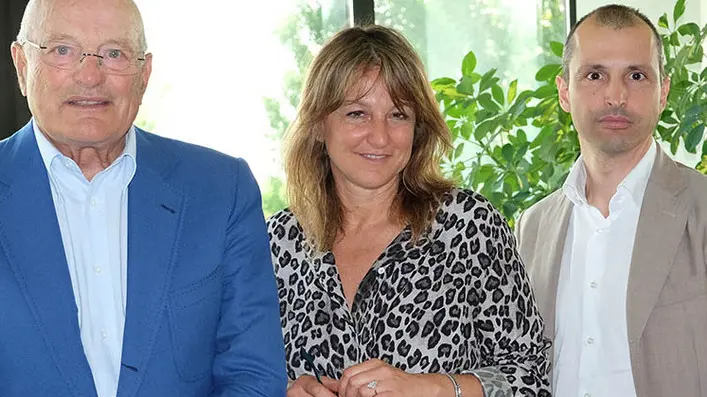 MARIAN - FOTOPIRAN - DUE CARRARE - INTERVISTA DITTA SWEDEN & MARTINA il titolare con i figli
