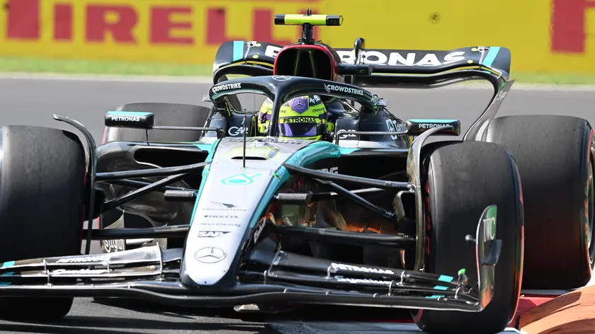 epa11573446 Mercedes driver Lewis Hamilton of Britain steers his car during the first practice session for the Formula One Grand Prix of Italy, in Monza, Italy, 29 August 2024. The 2024 Formula 1 Grand Prix of Italy is held at the Monza National Autodrome circuit race track on 01 September. EPA/Daniel Dal Zennaro
