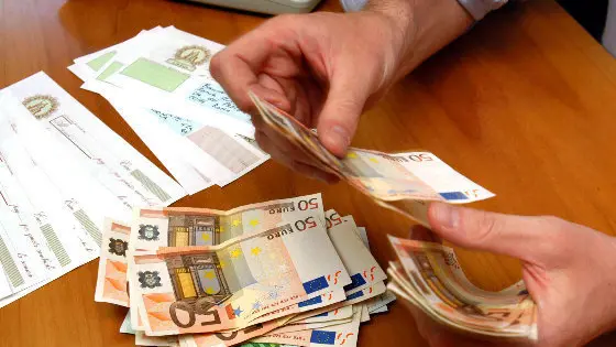 CAMBIALI CAMBIALE SOLDI EURO MANI USURA USURAIO DEBITI DEBITO